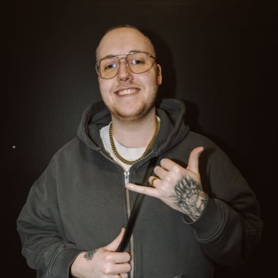 Lustiges Abschlussbild von Zarbex in einer Streamer-Atmosphäre mit Roboat-Modell auf dem Tisch.